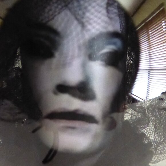 NEW DISNEY HAUNTED MANSION MADAME LEOTA CRYSTAL BALL PROP ODDITY - Picture 9 of 15